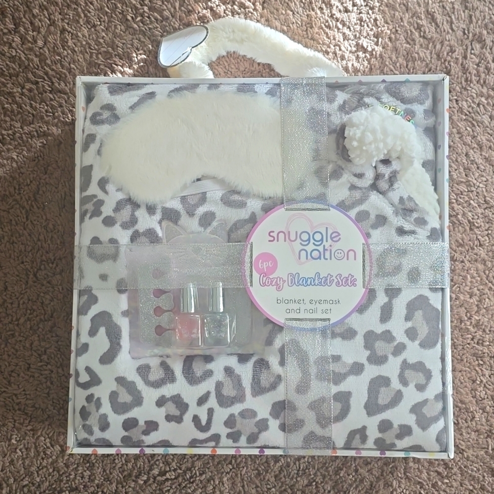 Snuggle Nation 6pc Cozy Blanket Set. Girls  6 and up. Blanket, eye mask, pol